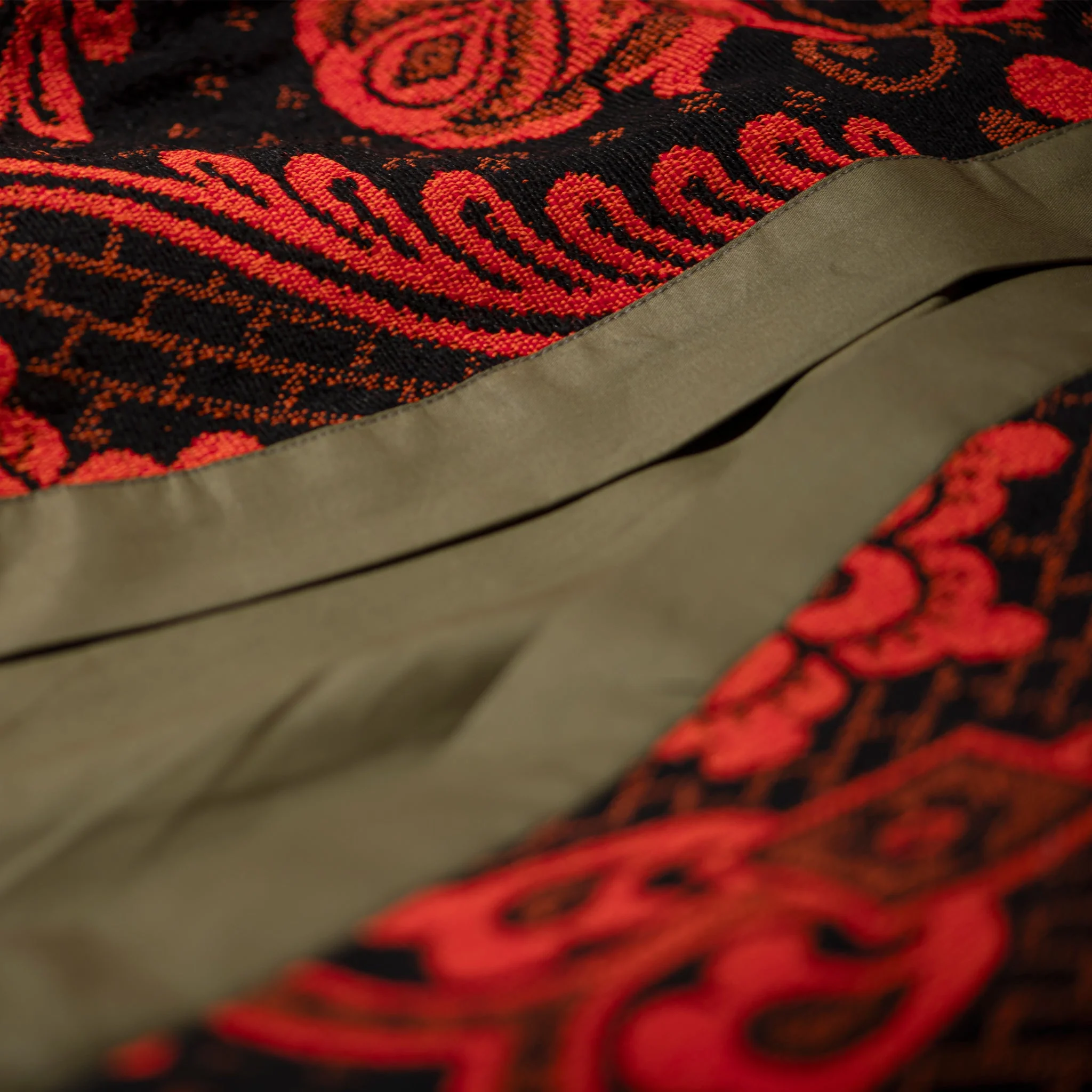 RUG FABRIC REVERSIBLE GOWN / Black - Image 4